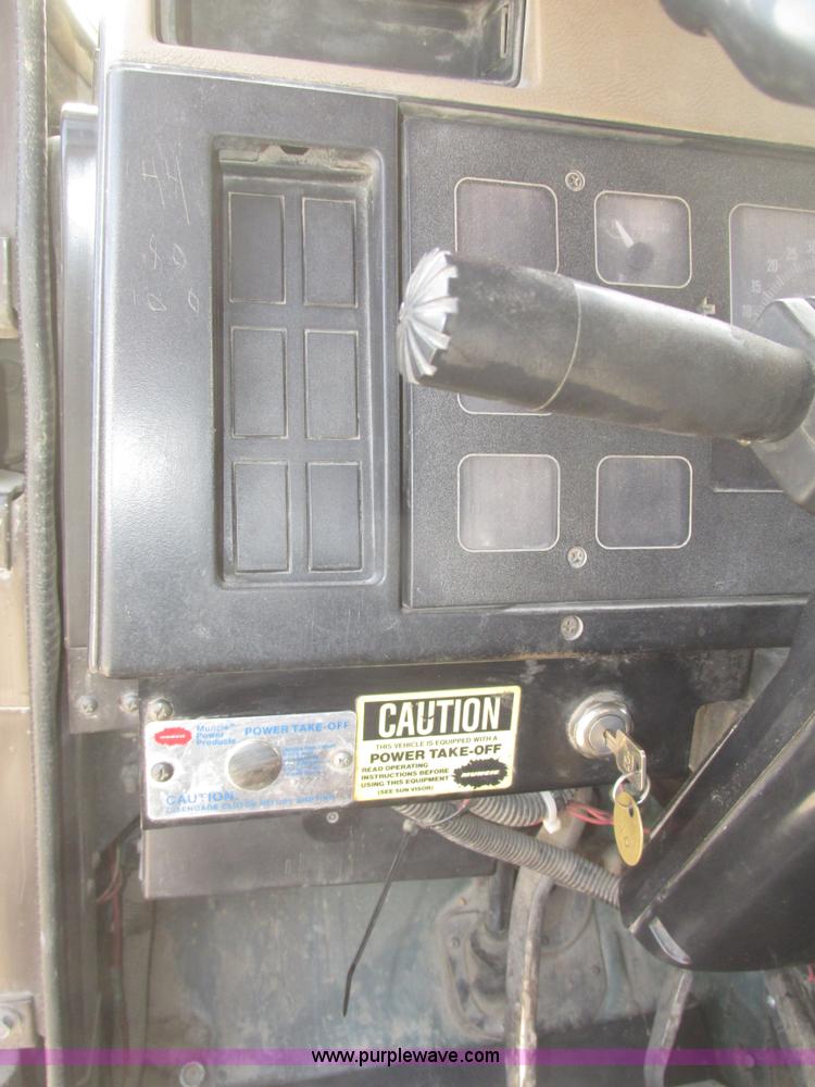 image for item G9800 1991 International 4900 dump truck