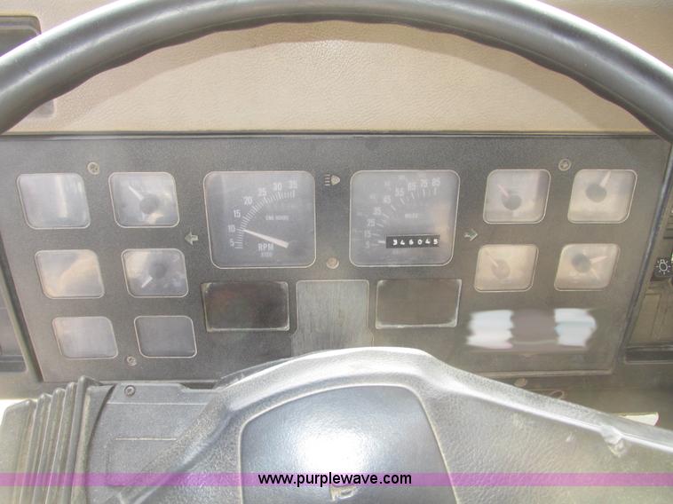 image for item G9800 1991 International 4900 dump truck