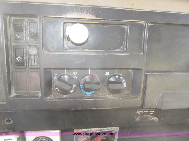 image for item G9800 1991 International 4900 dump truck