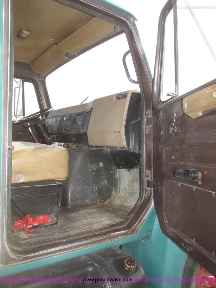 image for item G9800 1991 International 4900 dump truck