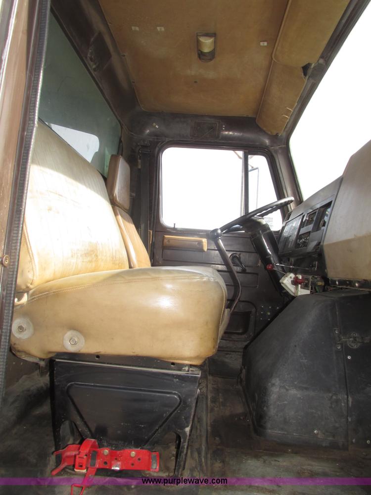 image for item G9800 1991 International 4900 dump truck