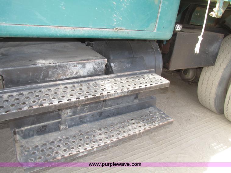 image for item G9800 1991 International 4900 dump truck