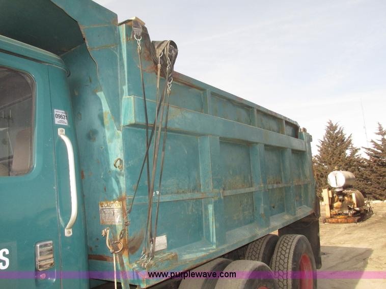 image for item G9800 1991 International 4900 dump truck