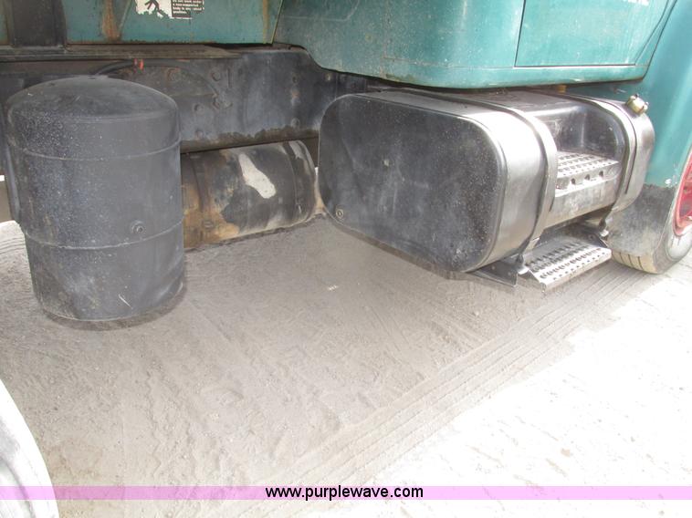 image for item G9800 1991 International 4900 dump truck