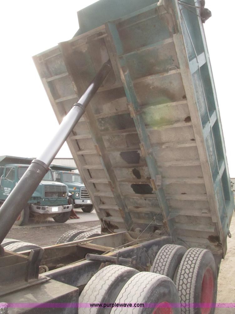 image for item G9800 1991 International 4900 dump truck