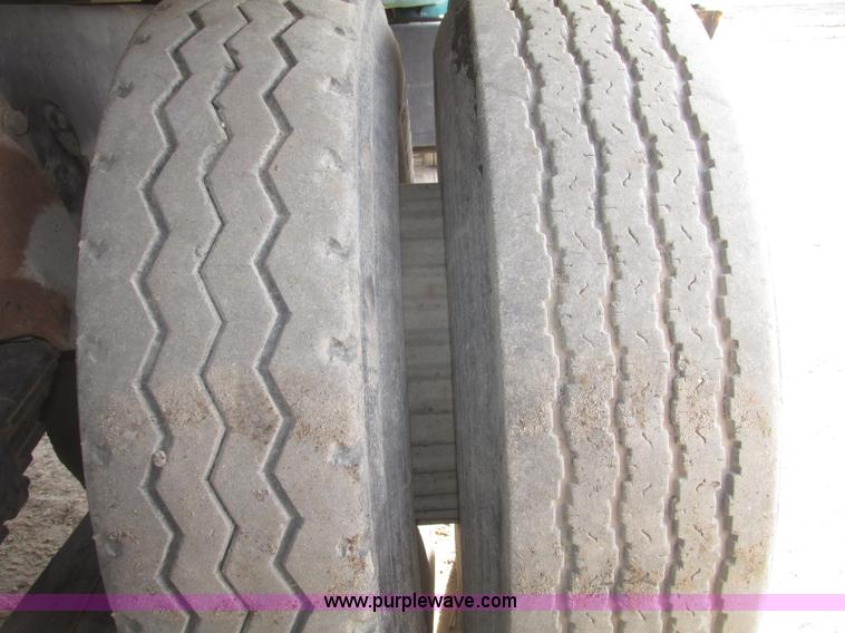 image for item G9800 1991 International 4900 dump truck