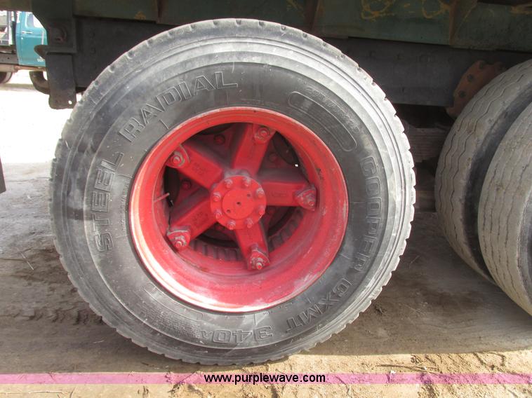 image for item G9800 1991 International 4900 dump truck