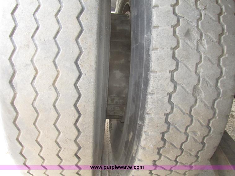 image for item G9800 1991 International 4900 dump truck