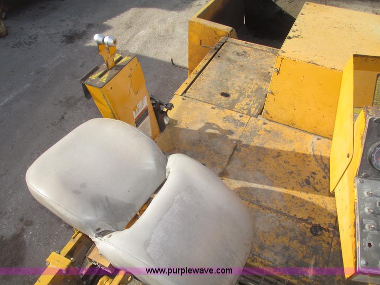 image for item G9802 2000 Blaw Knox PF4410 paver