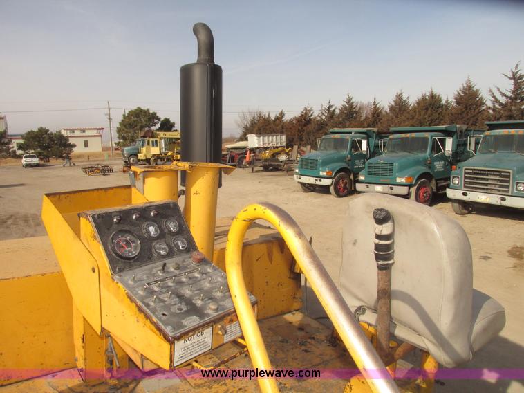 image for item G9802 2000 Blaw Knox PF4410 paver