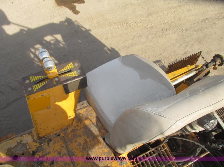 image for item G9802 2000 Blaw Knox PF4410 paver