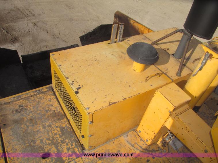 image for item G9802 2000 Blaw Knox PF4410 paver