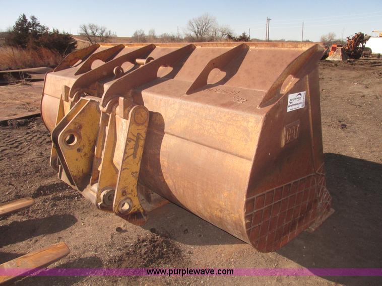 image for item G9808 Caterpillar 966G 126"W bucket