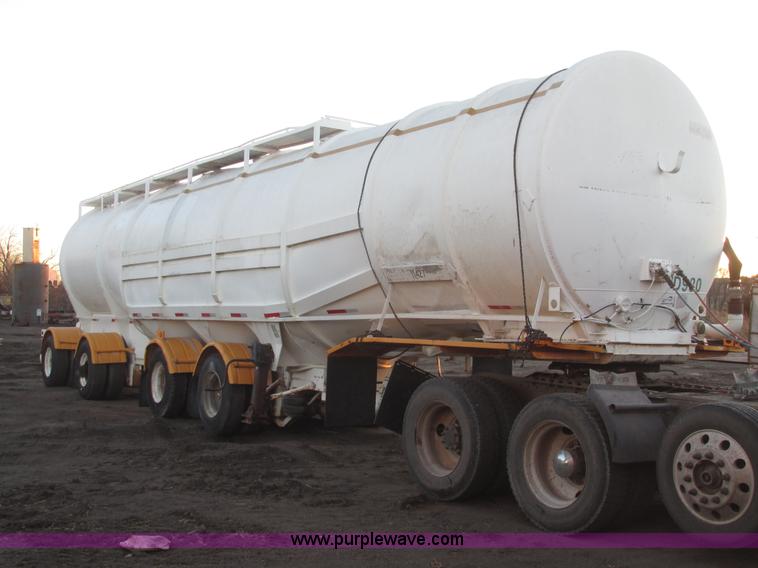 image for item G9810 1987 Bedord pneumatic quad bulk tanker trailer
