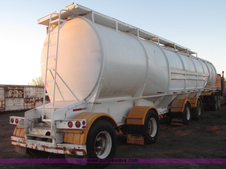 image for item G9810 1987 Bedord pneumatic quad bulk tanker trailer