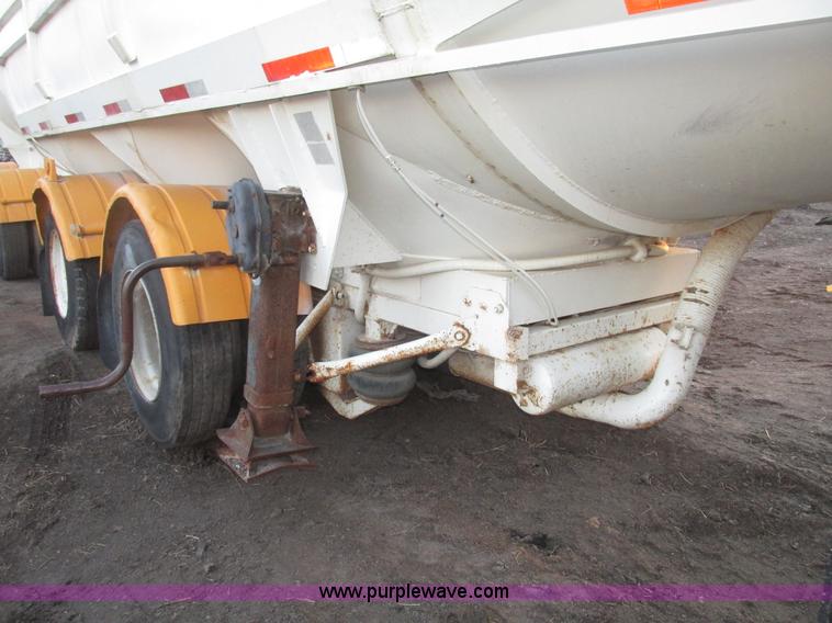 image for item G9810 1987 Bedord pneumatic quad bulk tanker trailer