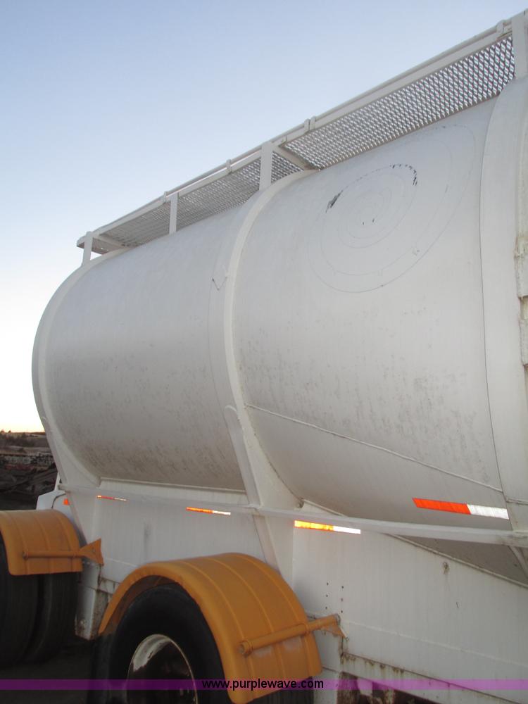image for item G9810 1987 Bedord pneumatic quad bulk tanker trailer