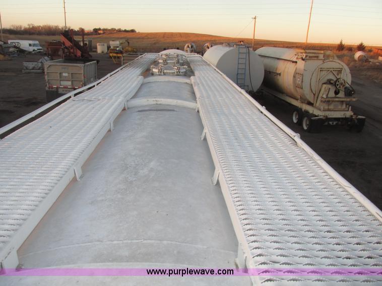 image for item G9810 1987 Bedord pneumatic quad bulk tanker trailer