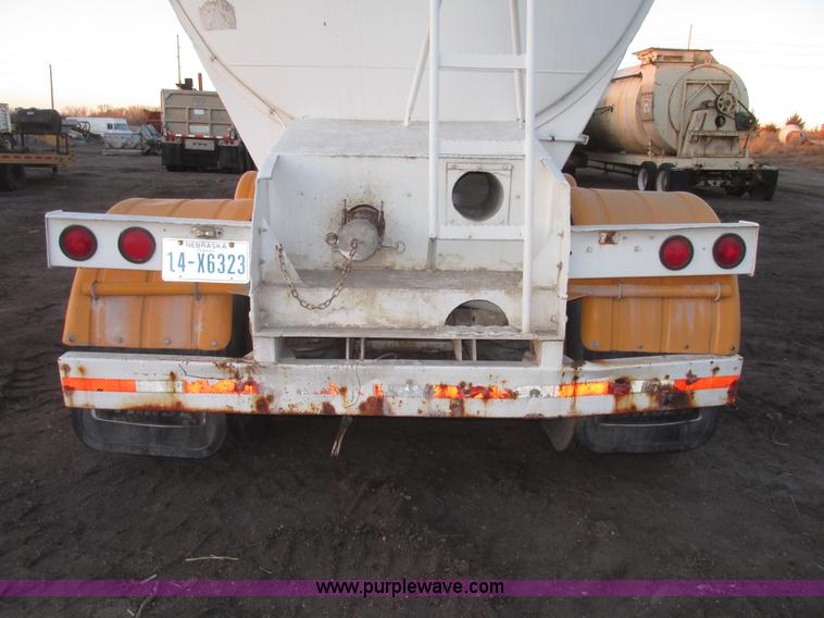 image for item G9810 1987 Bedord pneumatic quad bulk tanker trailer