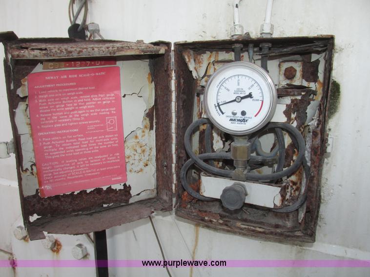 image for item G9810 1987 Bedord pneumatic quad bulk tanker trailer