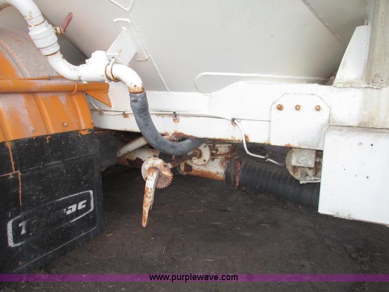 image for item G9810 1987 Bedord pneumatic quad bulk tanker trailer