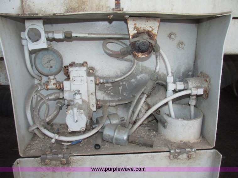 image for item G9810 1987 Bedord pneumatic quad bulk tanker trailer