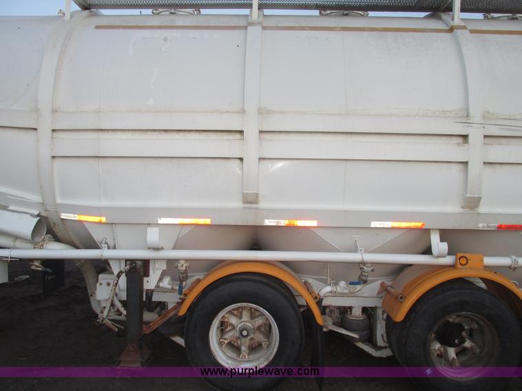 image for item G9810 1987 Bedord pneumatic quad bulk tanker trailer