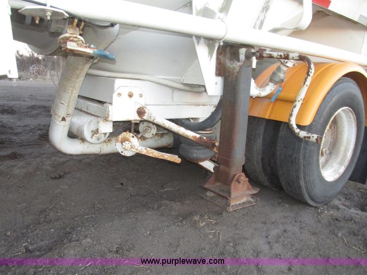 image for item G9810 1987 Bedord pneumatic quad bulk tanker trailer