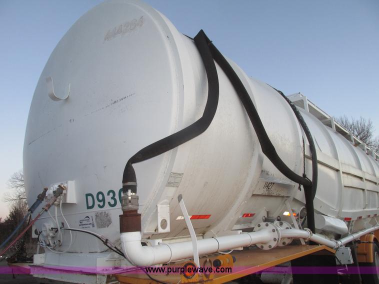 image for item G9810 1987 Bedord pneumatic quad bulk tanker trailer