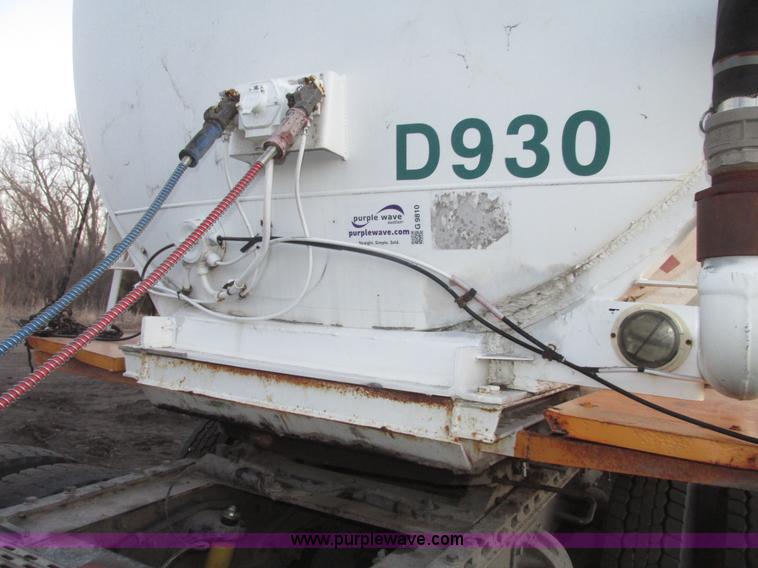 image for item G9810 1987 Bedord pneumatic quad bulk tanker trailer