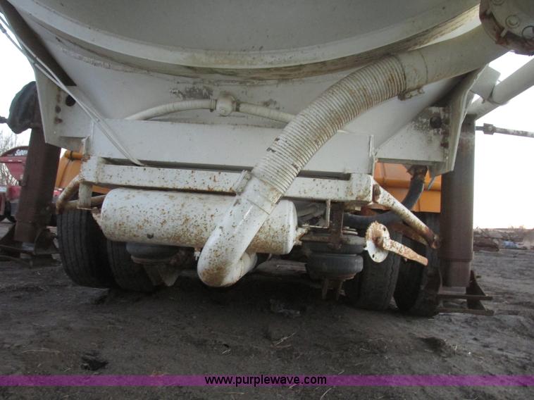 image for item G9810 1987 Bedord pneumatic quad bulk tanker trailer