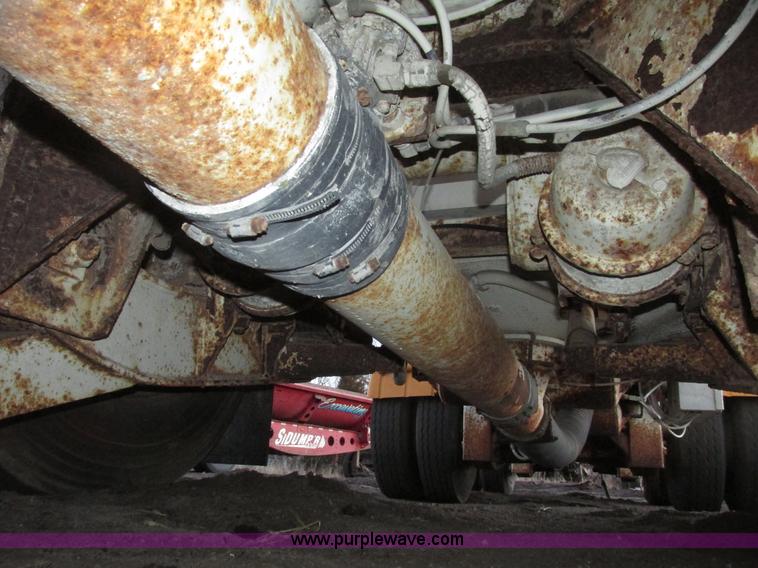 image for item G9810 1987 Bedord pneumatic quad bulk tanker trailer