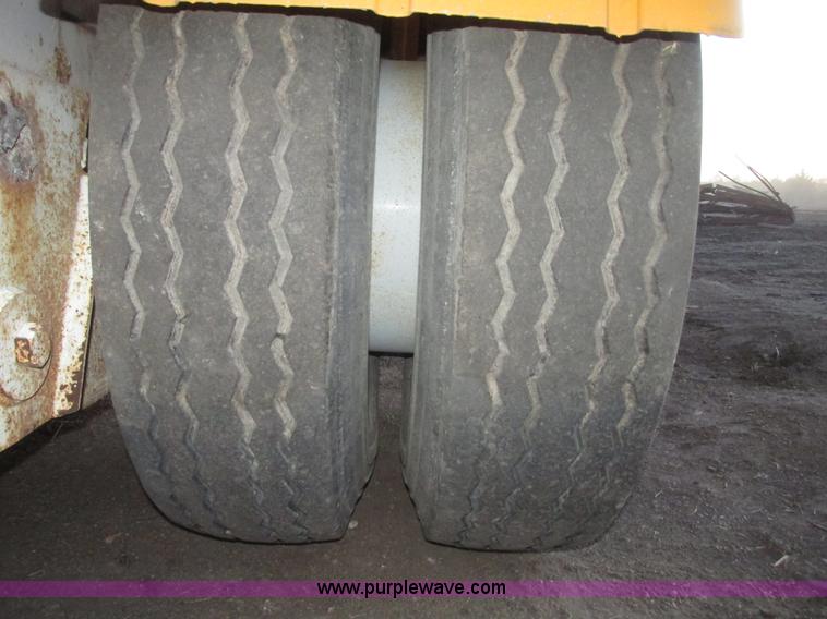 image for item G9810 1987 Bedord pneumatic quad bulk tanker trailer