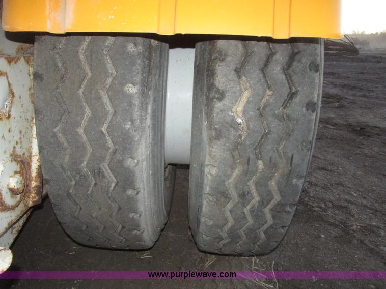 image for item G9810 1987 Bedord pneumatic quad bulk tanker trailer