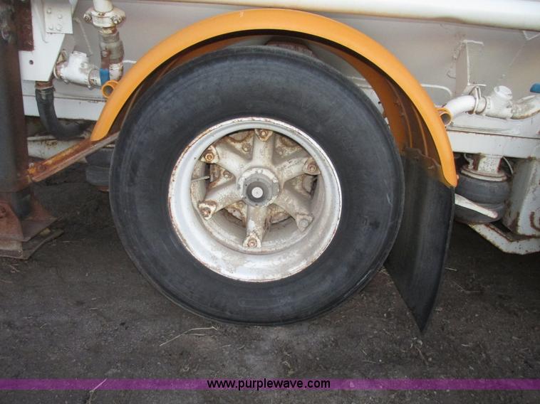 image for item G9810 1987 Bedord pneumatic quad bulk tanker trailer