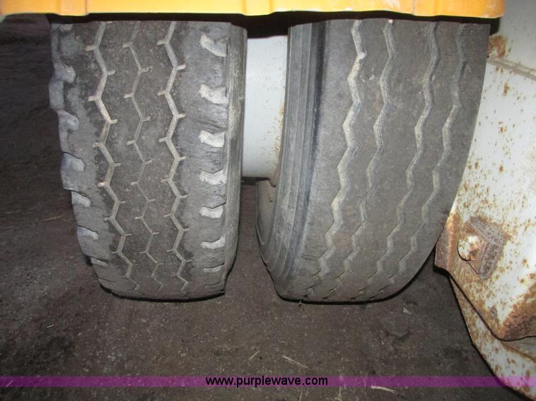 image for item G9810 1987 Bedord pneumatic quad bulk tanker trailer