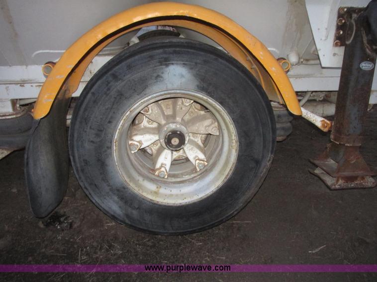 image for item G9810 1987 Bedord pneumatic quad bulk tanker trailer