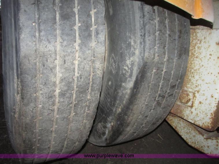 image for item G9810 1987 Bedord pneumatic quad bulk tanker trailer