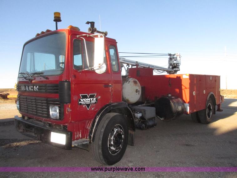 image for item G9817 1990 Mack MS200P service truck
