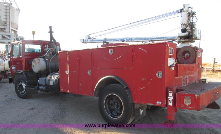 image for item G9817 1990 Mack MS200P service truck