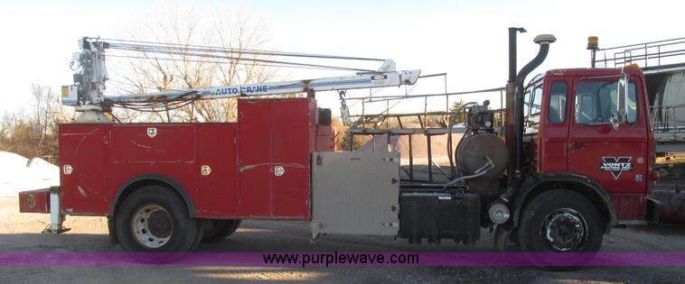 image for item G9817 1990 Mack MS200P service truck