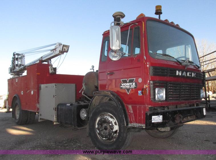 image for item G9817 1990 Mack MS200P service truck