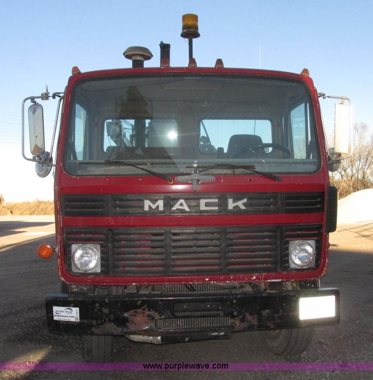 image for item G9817 1990 Mack MS200P service truck
