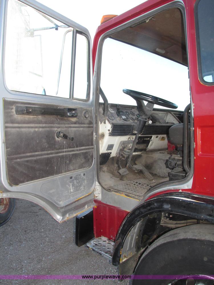 image for item G9817 1990 Mack MS200P service truck