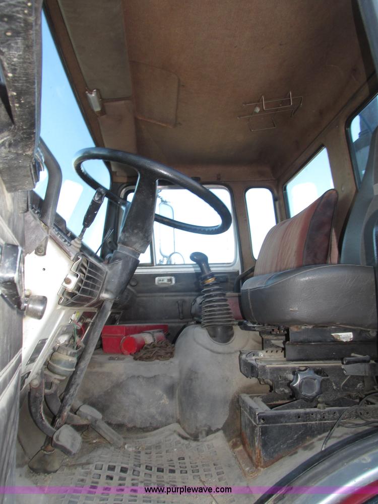 image for item G9817 1990 Mack MS200P service truck
