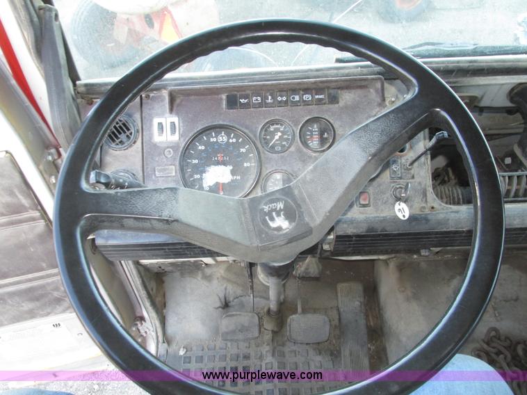 image for item G9817 1990 Mack MS200P service truck