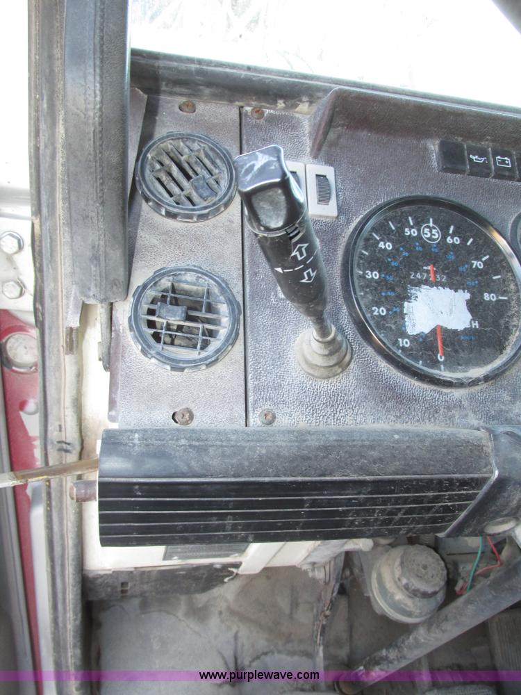 image for item G9817 1990 Mack MS200P service truck