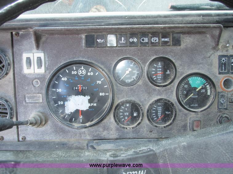 image for item G9817 1990 Mack MS200P service truck