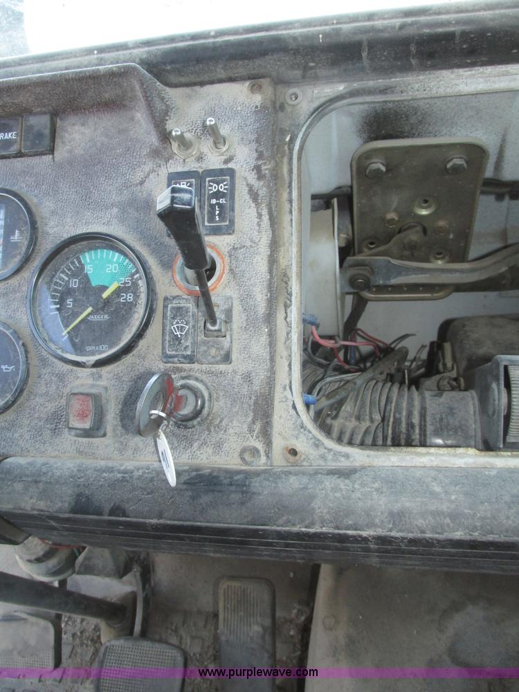 image for item G9817 1990 Mack MS200P service truck