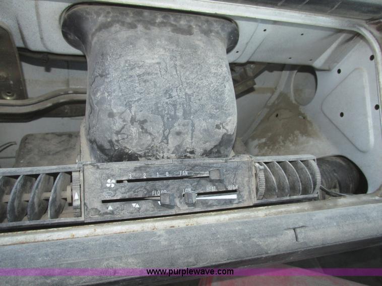 image for item G9817 1990 Mack MS200P service truck